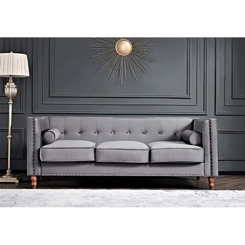 Divano Chesterfield da 83" in velluto stropicciato con bordino a borchie e schienale trapuntato con bottoni