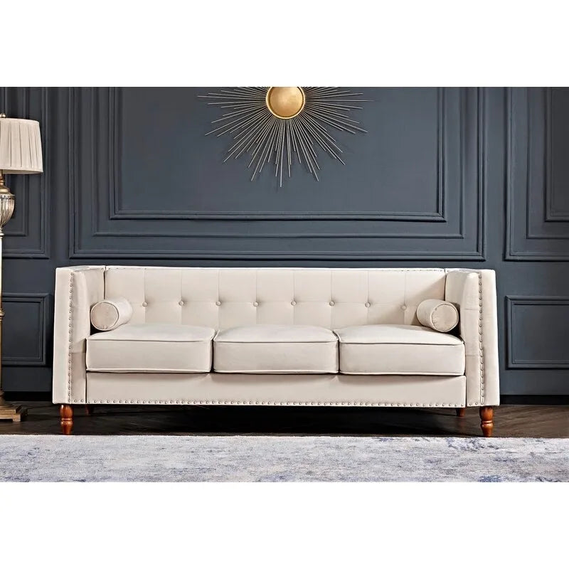 Divano Chesterfield da 83" in velluto stropicciato con bordino a borchie e schienale trapuntato con bottoni