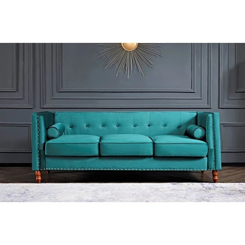 Divano Chesterfield da 83" in velluto stropicciato con bordino a borchie e schienale trapuntato con bottoni