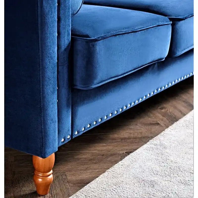 Divano Chesterfield da 83" in velluto stropicciato con bordino a borchie e schienale trapuntato con bottoni