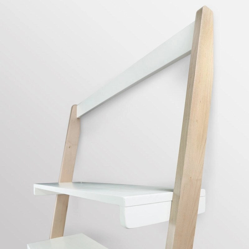 Scrivania a scala con ripiani e cassetto, in legno duro bicolore e bianco