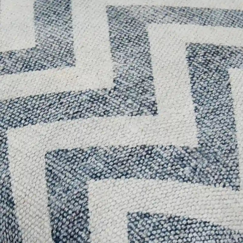Čalouněná taburetka s chevronovým vzorem z bavlny, dřevěnými nohami a funkcí podnožky